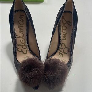 Sam Edelman haroldson size 7.5 velvet Heels with Fur Pom-Poms